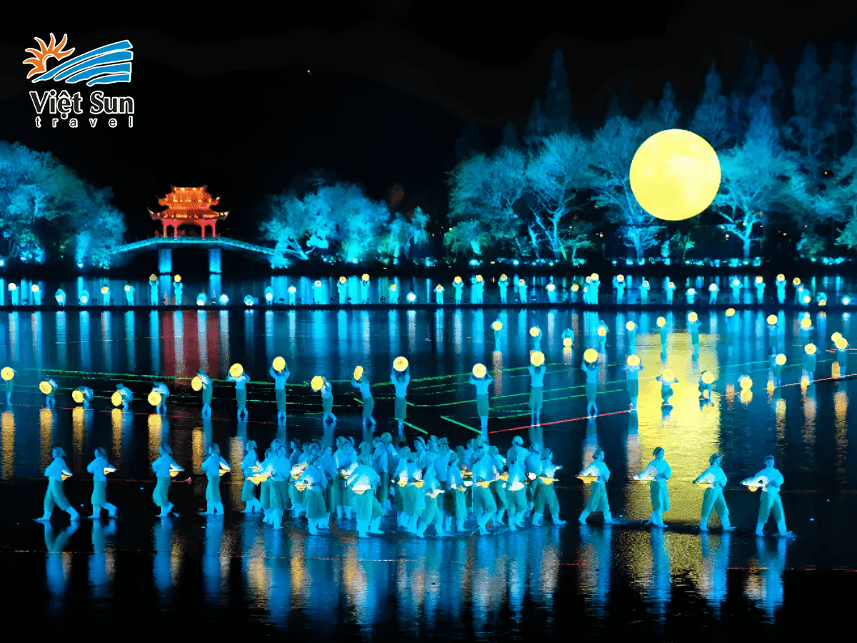 Show diễn “Ấn tượng Tây Hồ” với những màn trình diễn huyền ảo trên mặt hồ