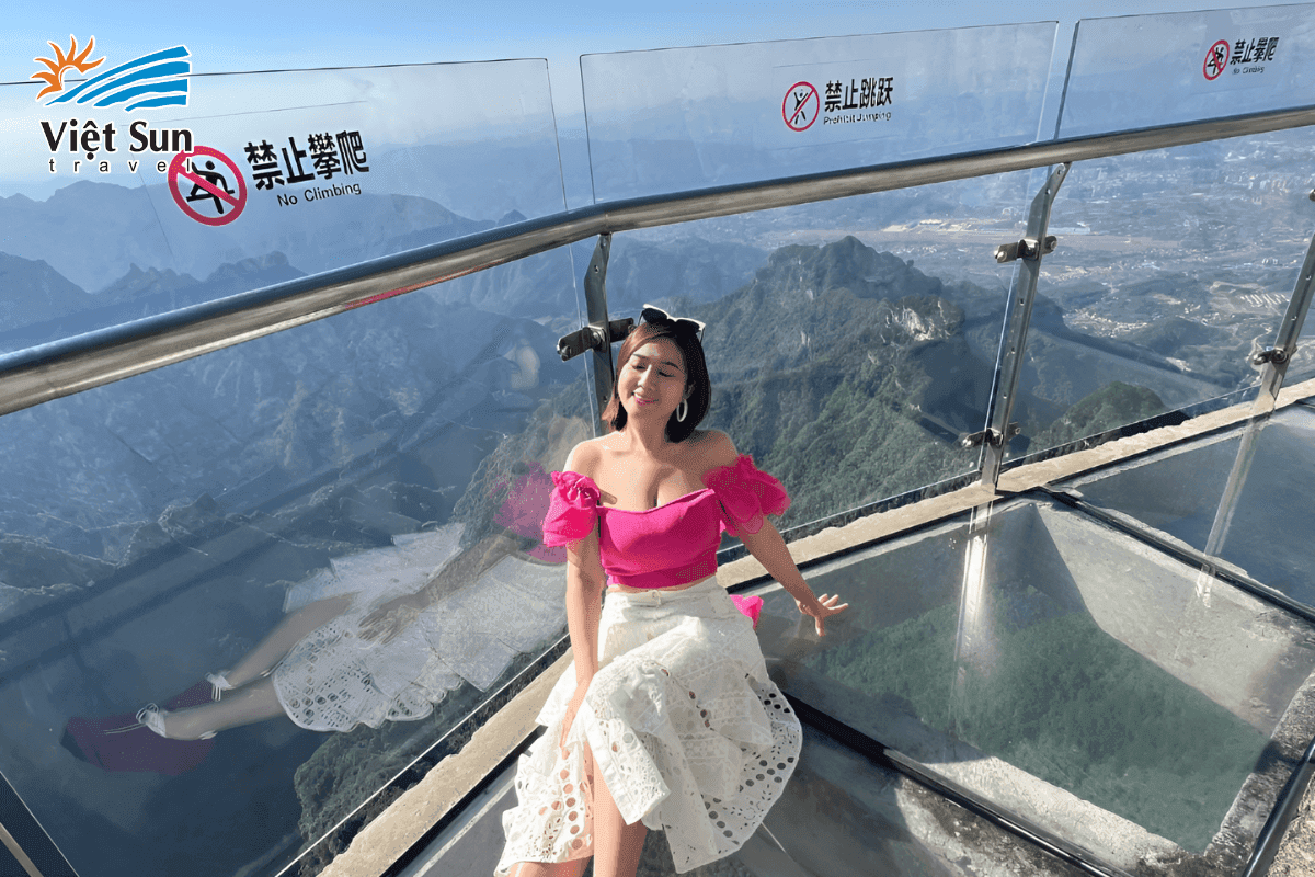 Skywalk Thiên Môn Sơn, con đường kính trong suốt trên vách núi đầy thử thách và hấp dẫn