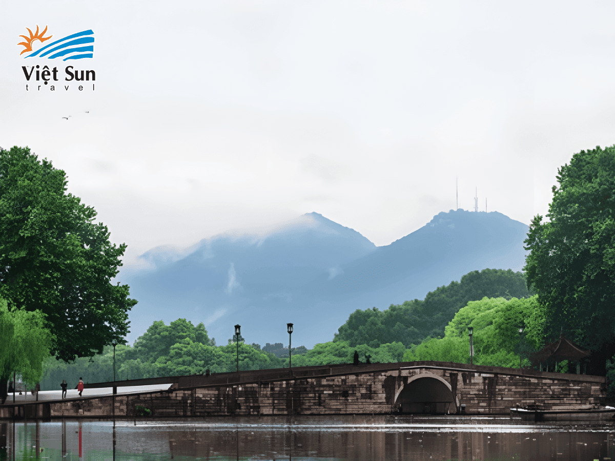 Song Phong ẩn hiện trong mây, nét đẹp hùng vĩ của thiên nhiên Hàng Châu