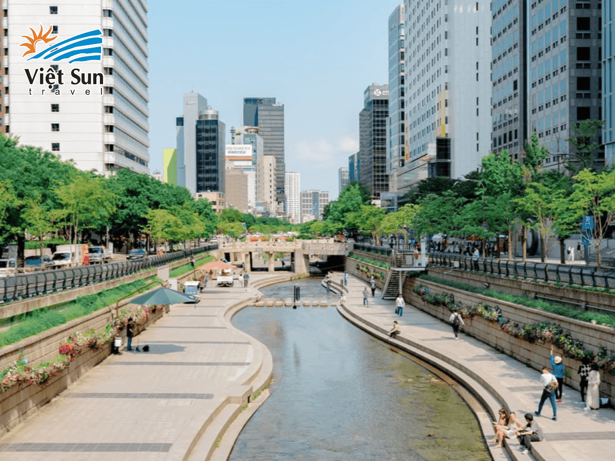 Suối Cheonggyecheon rực rỡ đèn lồng vào dịp lễ hội mùa xuân