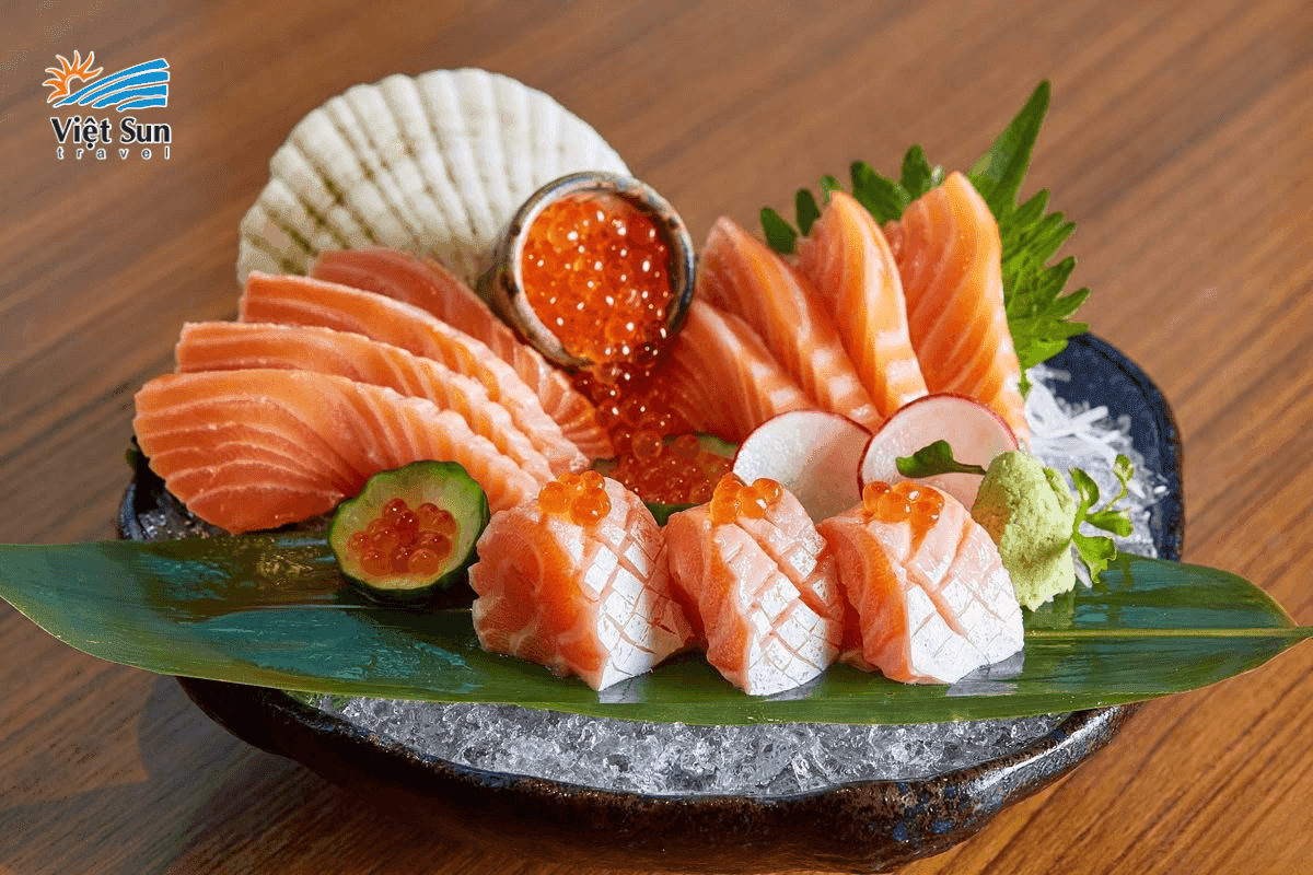 Sushi và sashimi tươi ngon tại chợ Kuromon Ichiba.