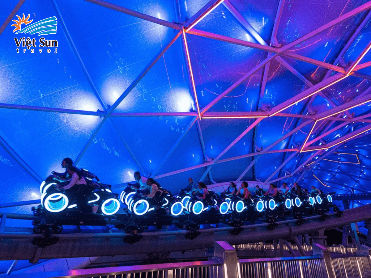 TRON Lightcycle Power Run, Tàu lượn tốc độ cao trong không gian ánh sáng tương lai