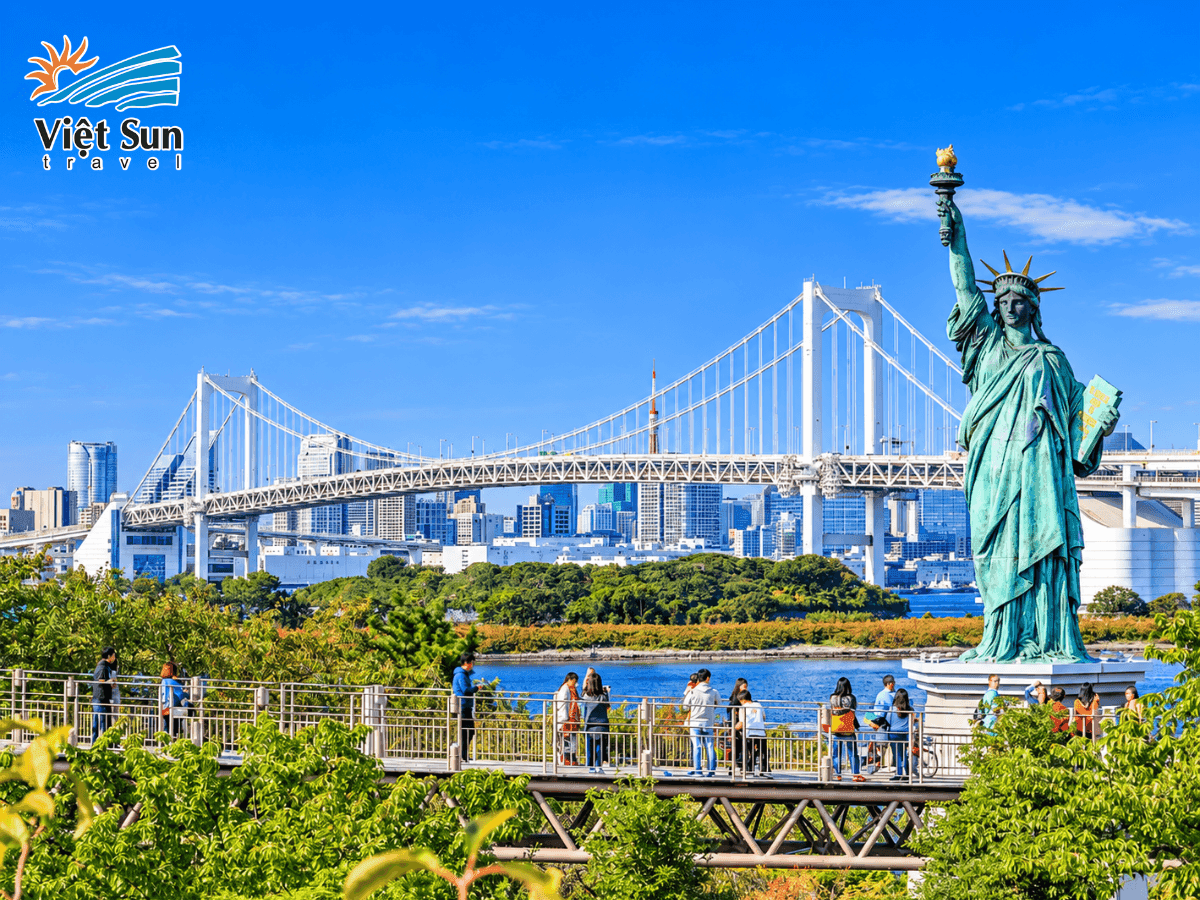 TƯỢNG NỮ THẦN TỰ DO ODAIBA VỚI RAINBOW BRIDGE PHÍA SAU