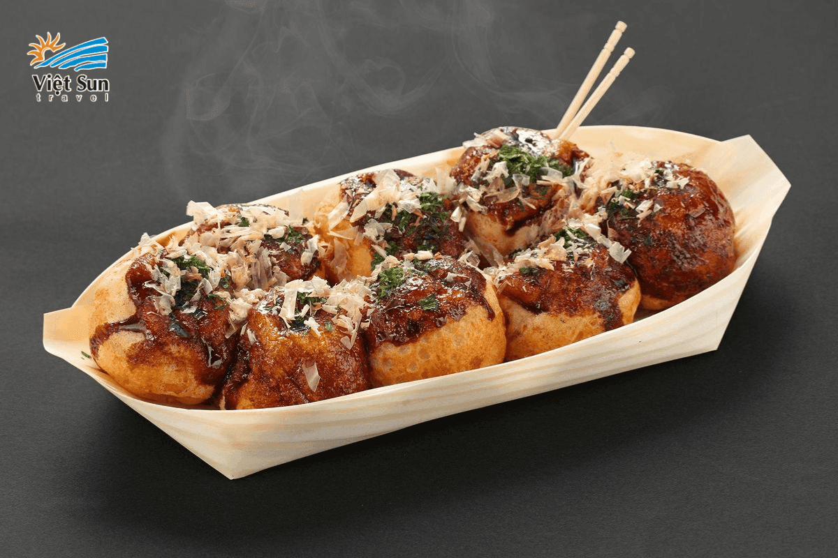Takoyaki – Món ăn đường phố trứ danh tại Osaka.