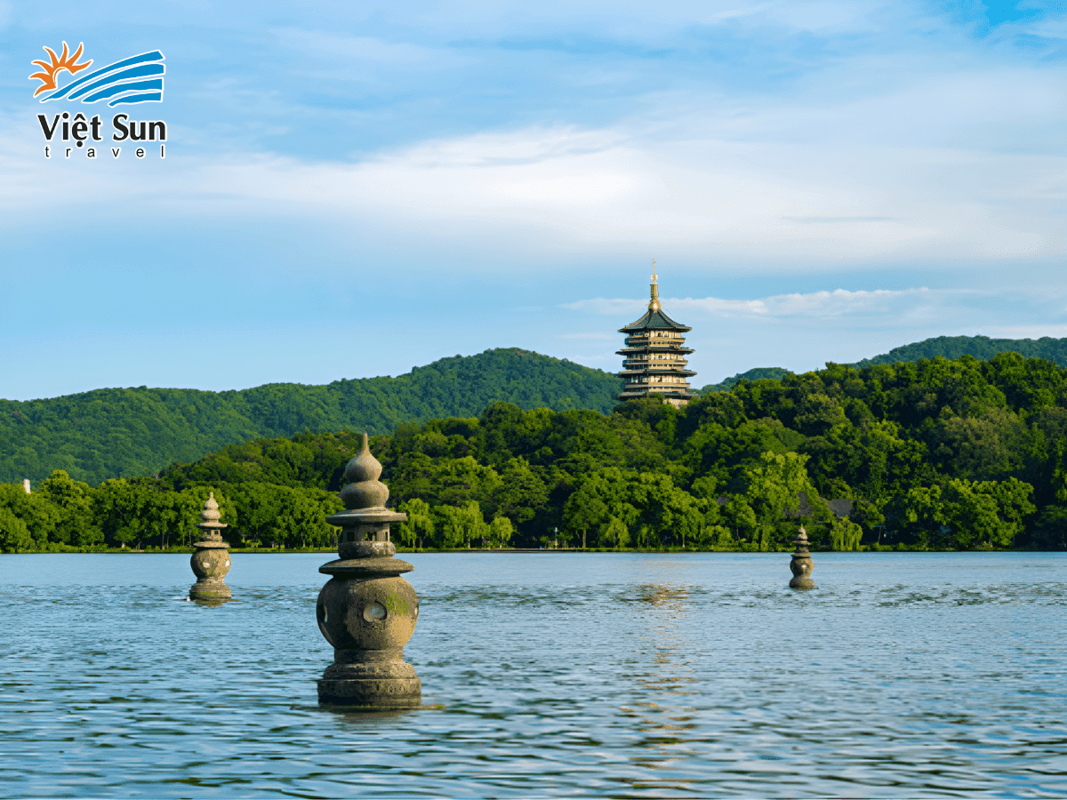 Tam Đàn giữa hồ, nơi trăng và nước quyện hòa thành một