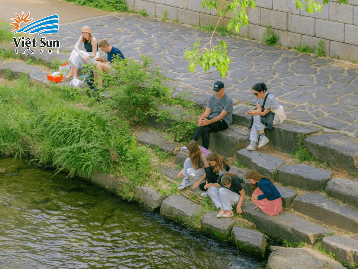 Tận hưởng không gian xanh mát tại suối Cheonggyecheon, điểm check-in yêu thích ở Seoul