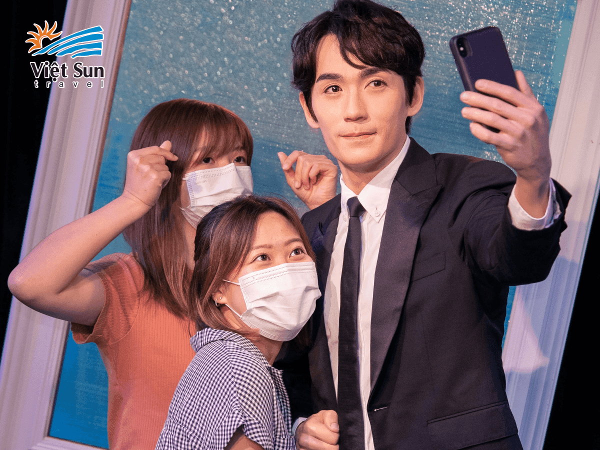 Tạo dáng cùng thần tượng tại Bảo tàng tượng sáp Hồng Kông Madame Tussauds