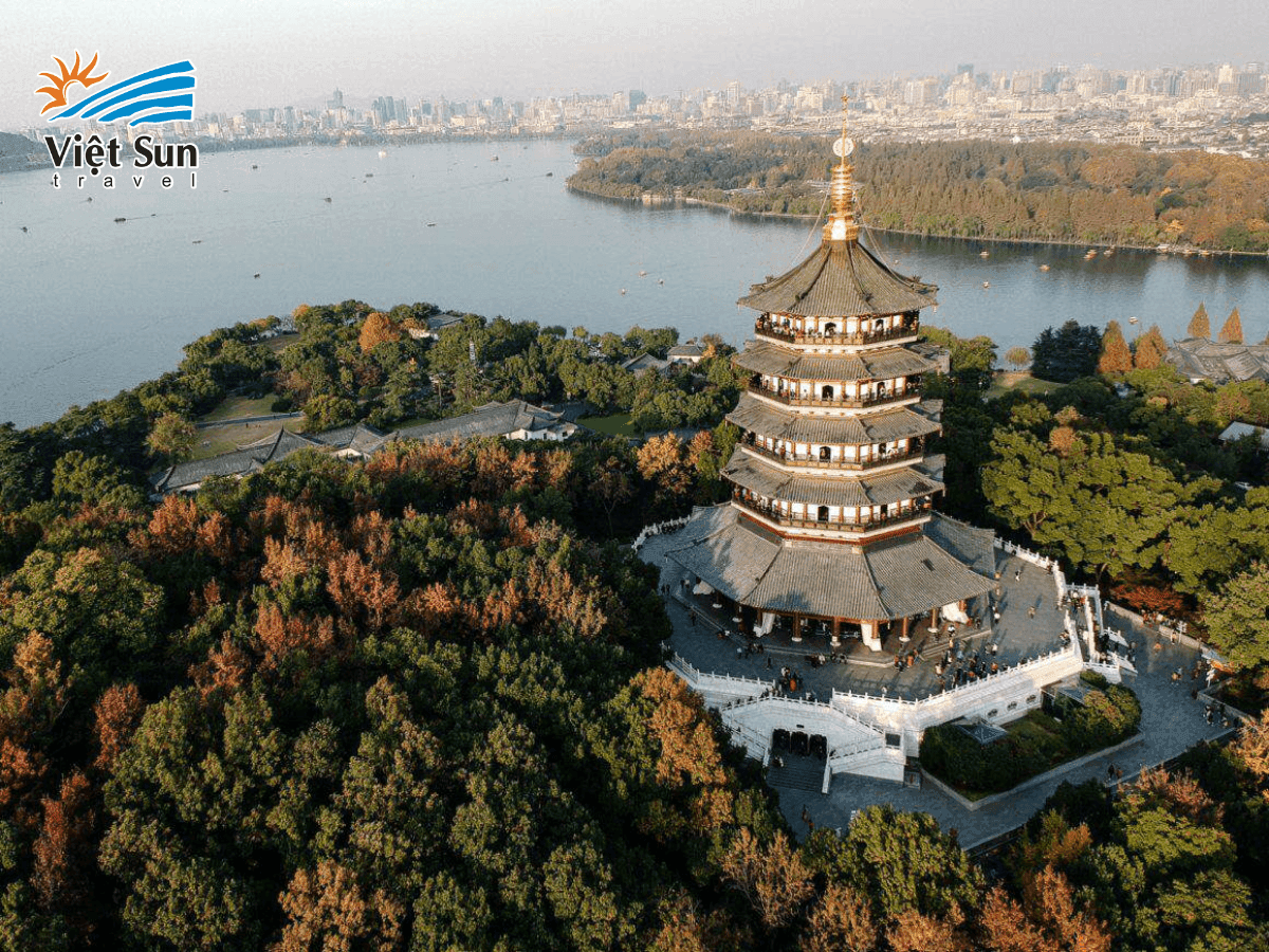 Tây Hồ nhìn từ Đê Tô, gắn liền dấu ấn Tô Đông Pha và lịch sử Hàng Châu.png