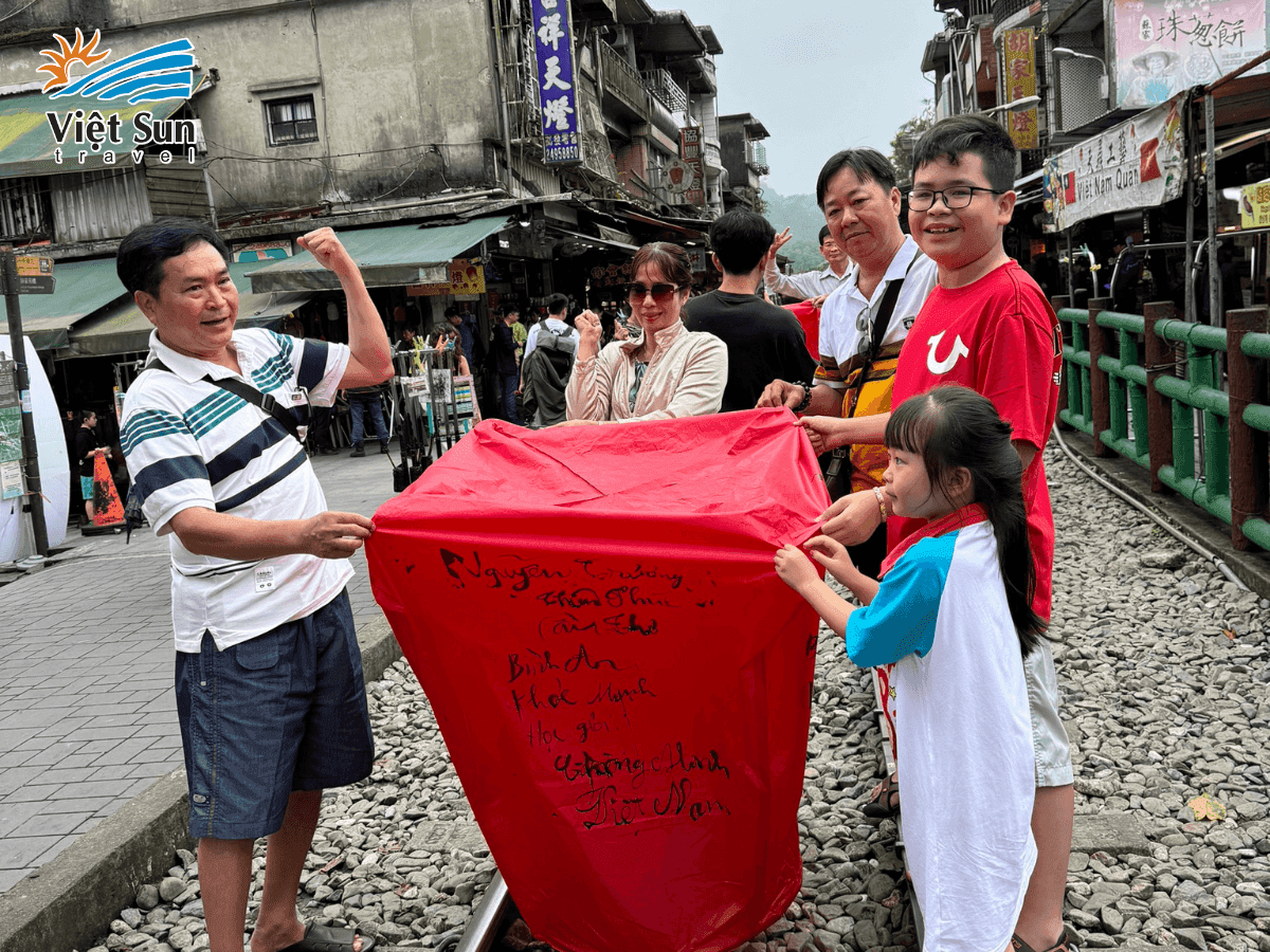 Thả đèn trời ở làng cổ Thập Phần – trải nghiệm gửi gắm điều ước trong không gian xưa.