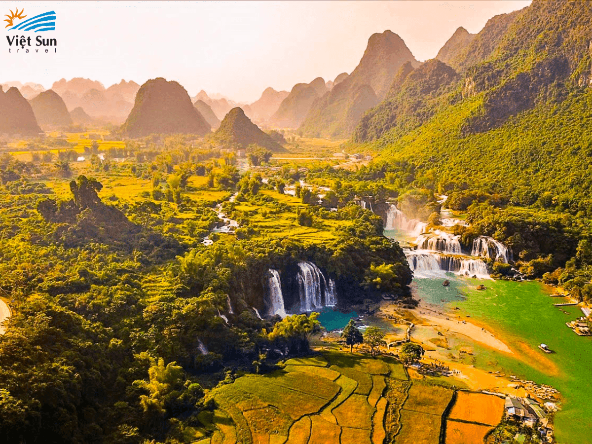Thác Bản Giốc nổi bật giữa sắc vàng ruộng lúa.png