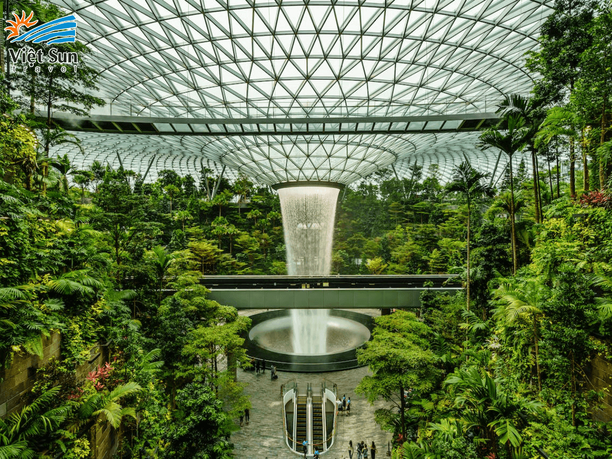 Thác nước HSBC Rain Vortex 40m tại Jewel Changi