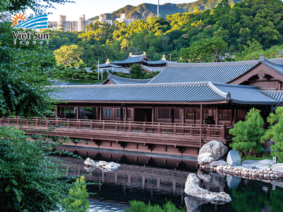 Tham quan Thiền viện Chí Liên nên đi sớm, mặc lịch sự và giữ thái độ tôn nghiêm