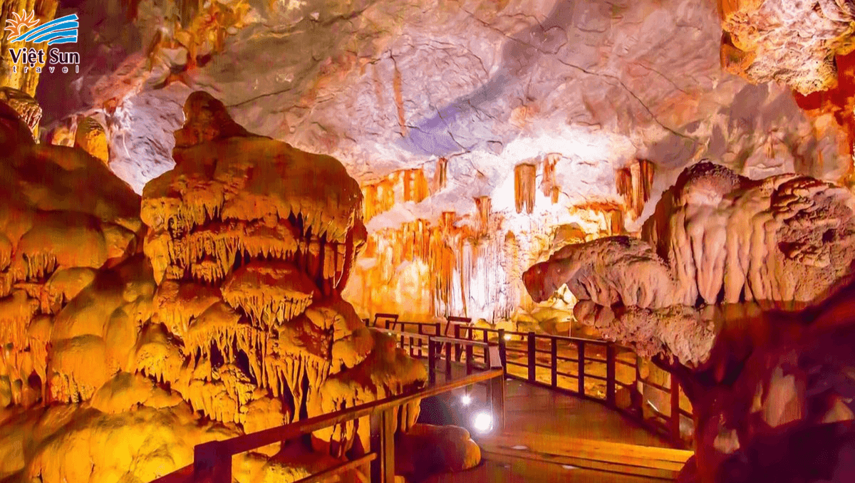 Thăm quan động Thiên Cung