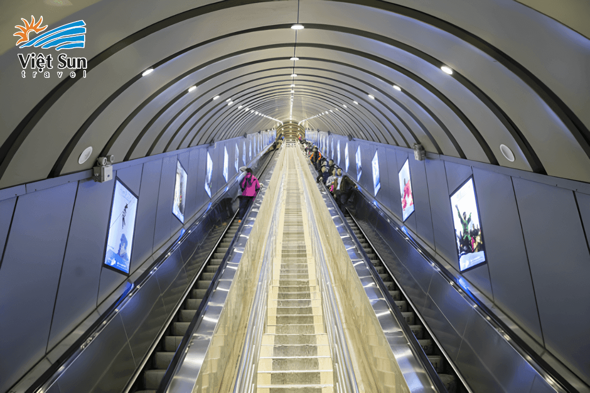 Thang cuốn xuyên lòng núi Thiên Môn, công trình độc đáo và duy nhất thế giới