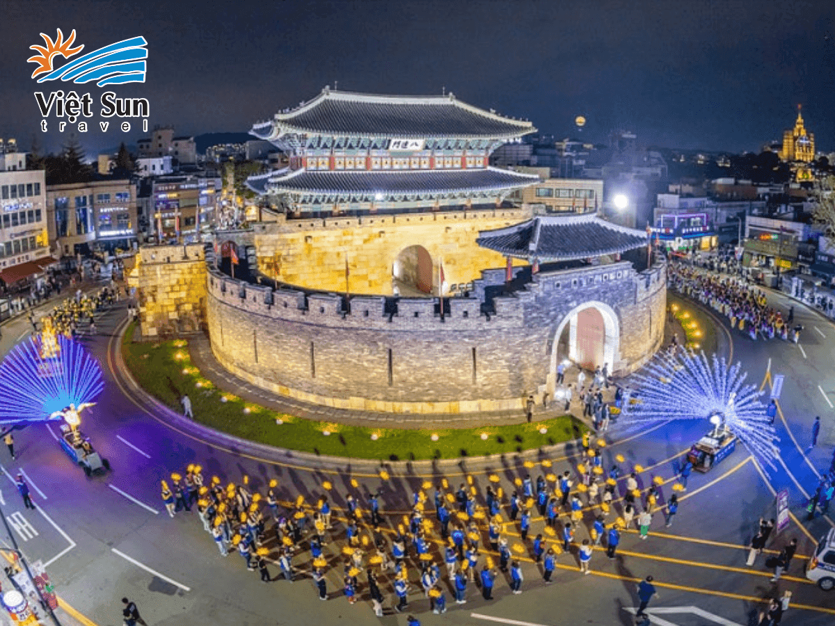 Thành cổ Hwaseong rực rỡ trong Lễ hội Văn hóa Hwaseong Suwon, tái hiện lịch sử triều đại Joseon