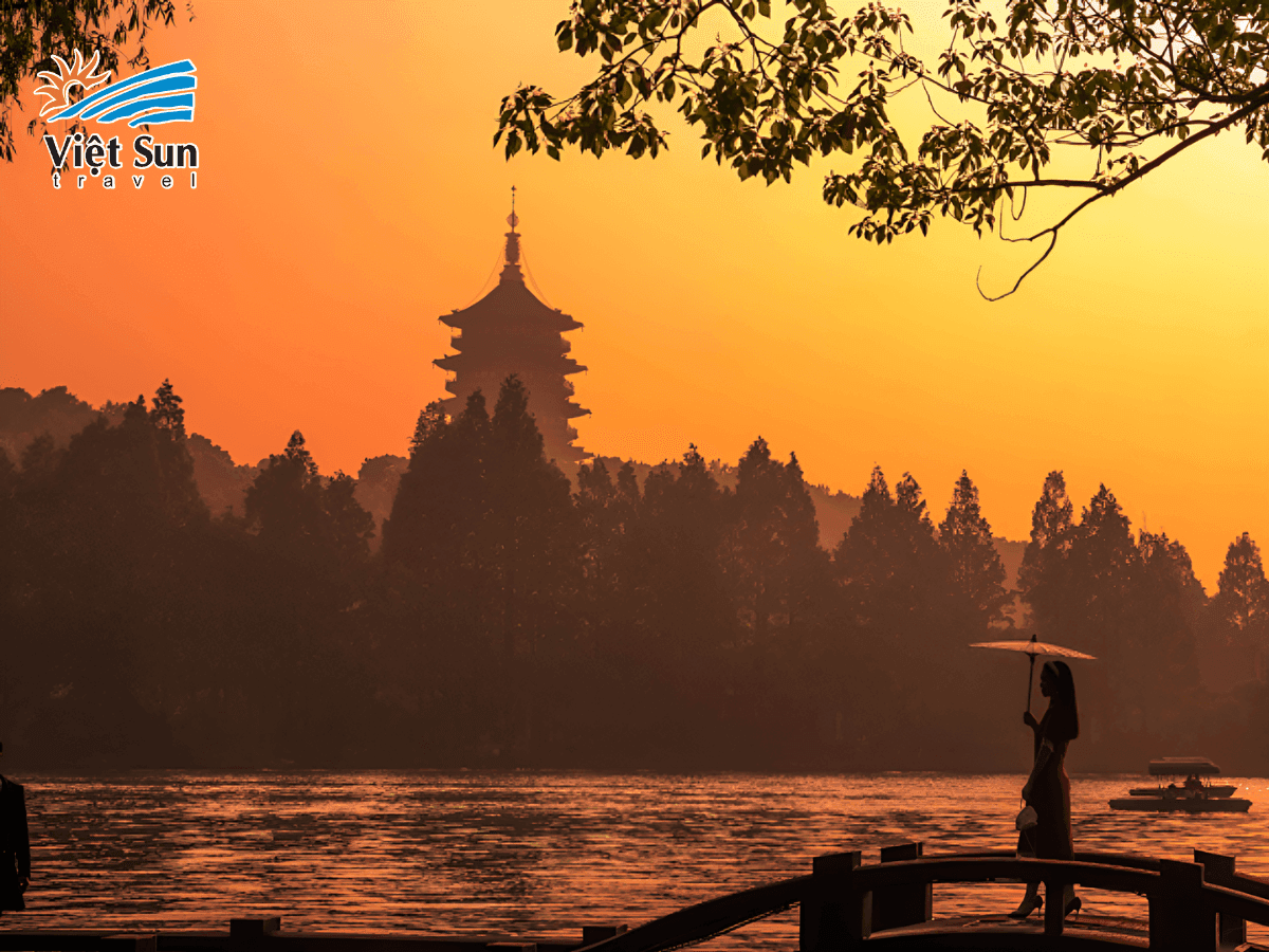 Tháp Lôi Phong lung linh trong nắng chiều rực rỡ