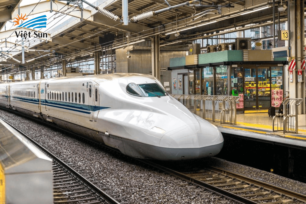 Thiết kế mũi tàu khí động học giúp Shinkansen tăng tốc độ vượt trội.