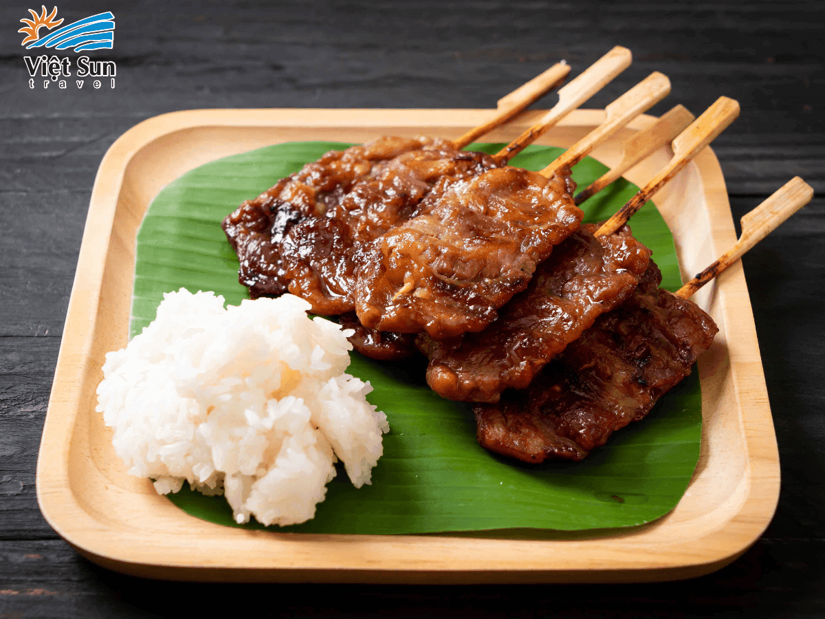 Thịt xiên nướng Moo Ping và xôi Khao Niao đặc sản Thái Lan