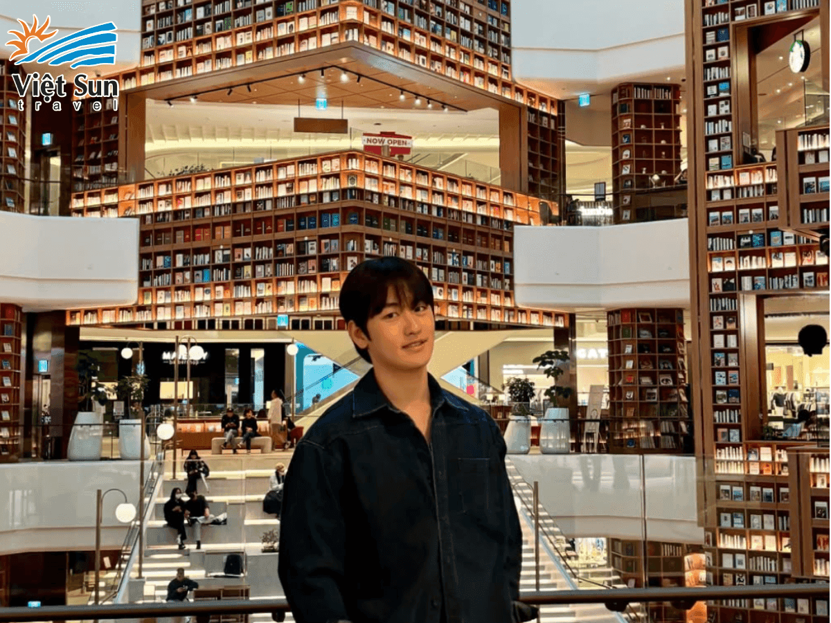 Thư viện Starfield là nơi lý tưởng để thư giãn, đọc sách và tận hưởng bầu không khí văn hóa hiện đại giữa lòng thành phố