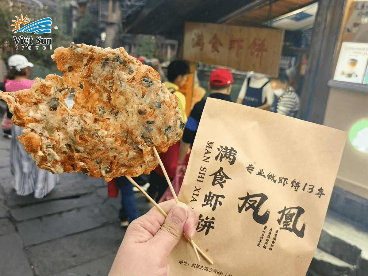 Thưởng thức đặc sản bánh tép chiên tại Phượng Hoàng Cổ Trấn