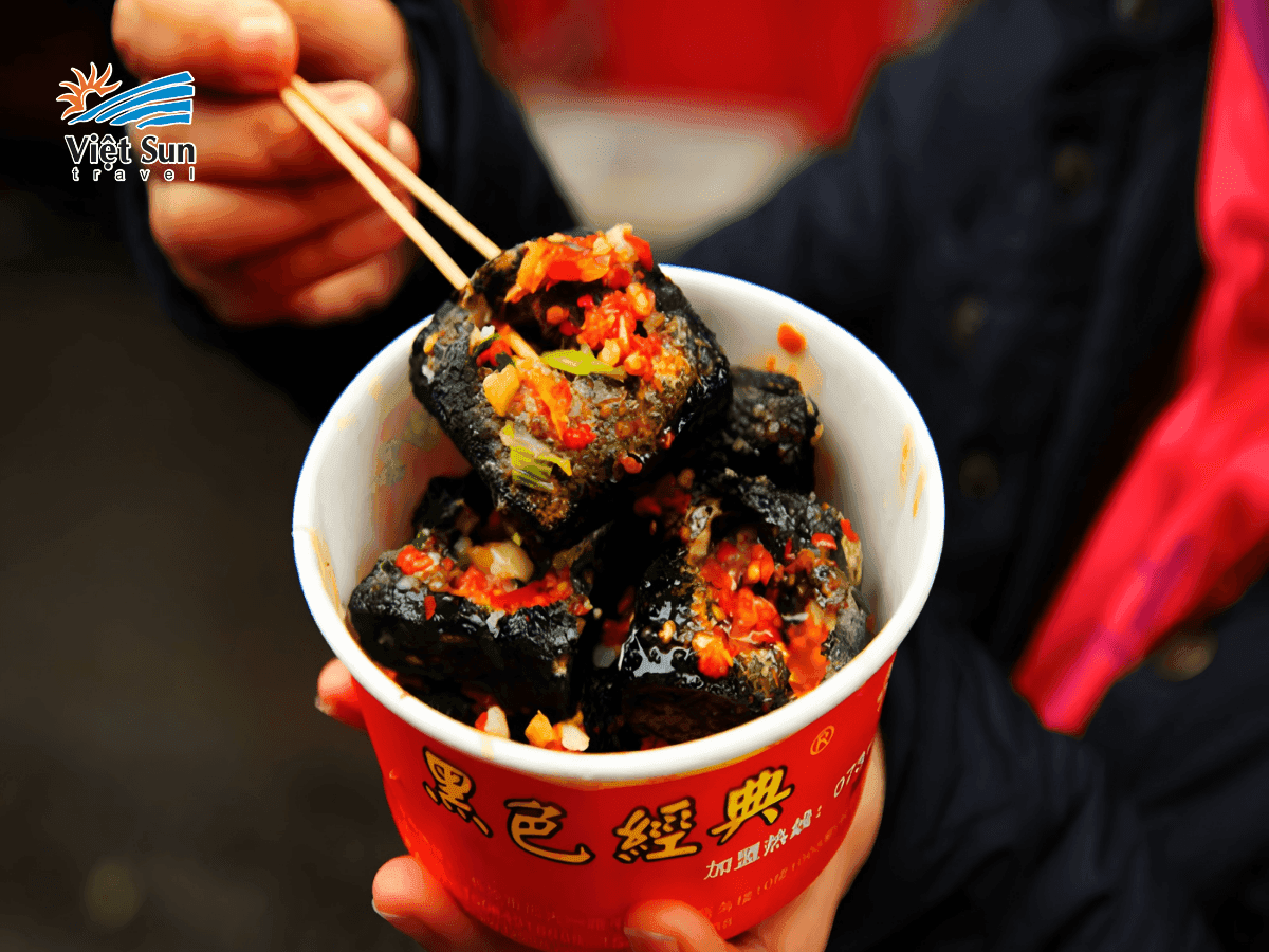 Thưởng thức đặc sản đậu phụ thối tại Phượng Hoàng Cổ Trấn