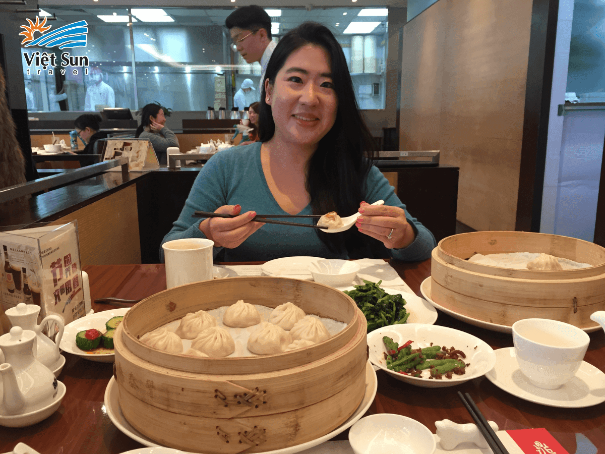 Thưởng thức đúng cách để cảm nhận trọn vị nước súp bên trong.png