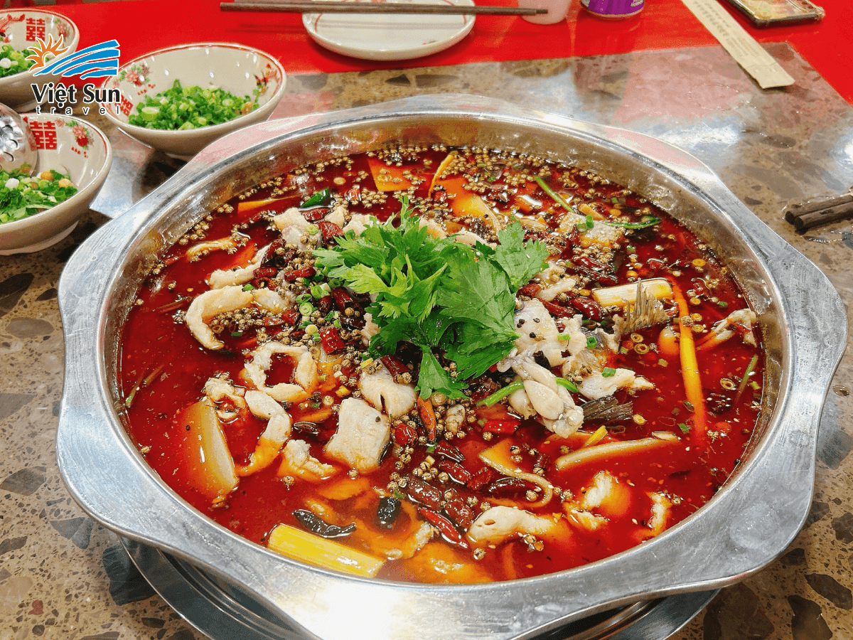 Thưởng thức lẩu cá cay vào mùa đông Phượng Hoàng Cổ Trấn