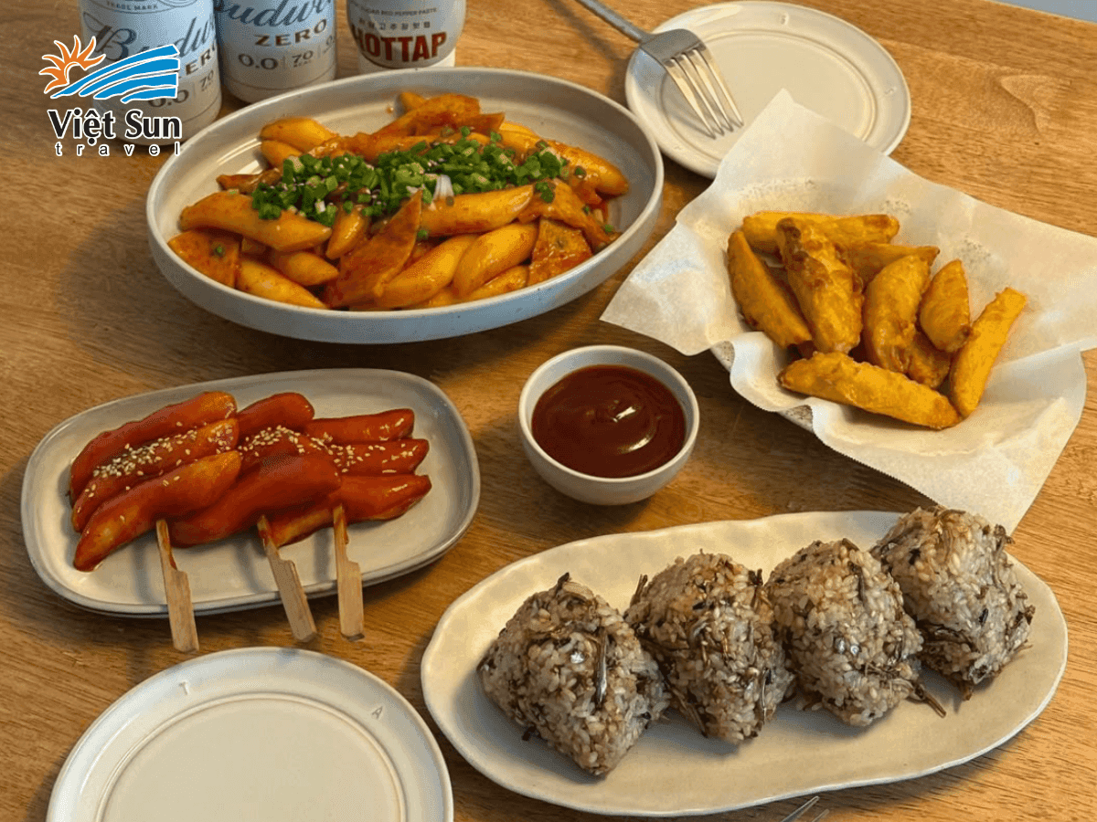 Thưởng thức món ăn đặc sản Hàn Quốc mùa xuân như canh gà nhân sâm bổ dưỡng