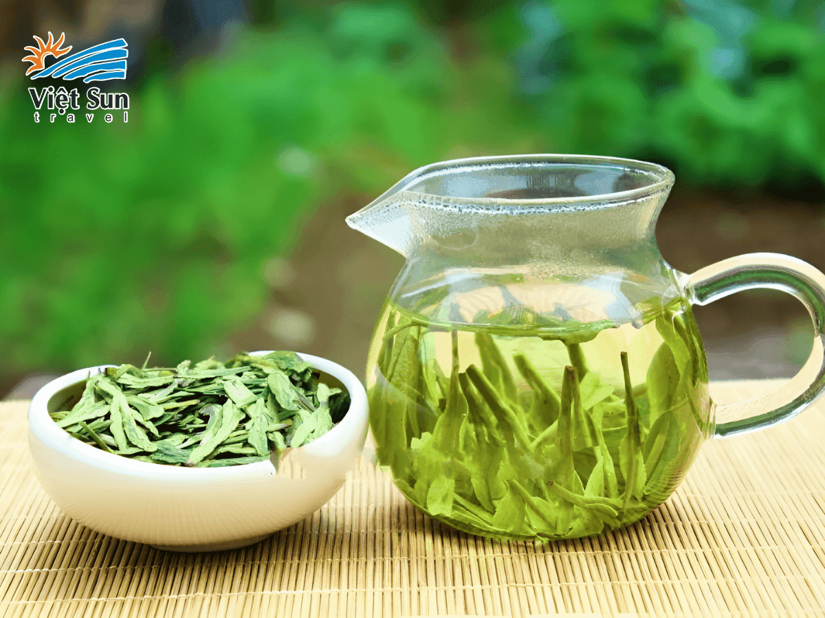 Thưởng trà Long Tỉnh, hương vị thanh tao giữa đất trời Tây Hồ.png