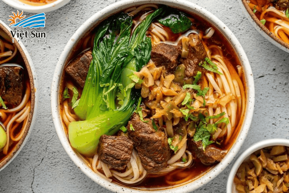 Tô mì bò Đài Loan nghi ngút khói, thịt bò lát dày, nước súp đậm vị.