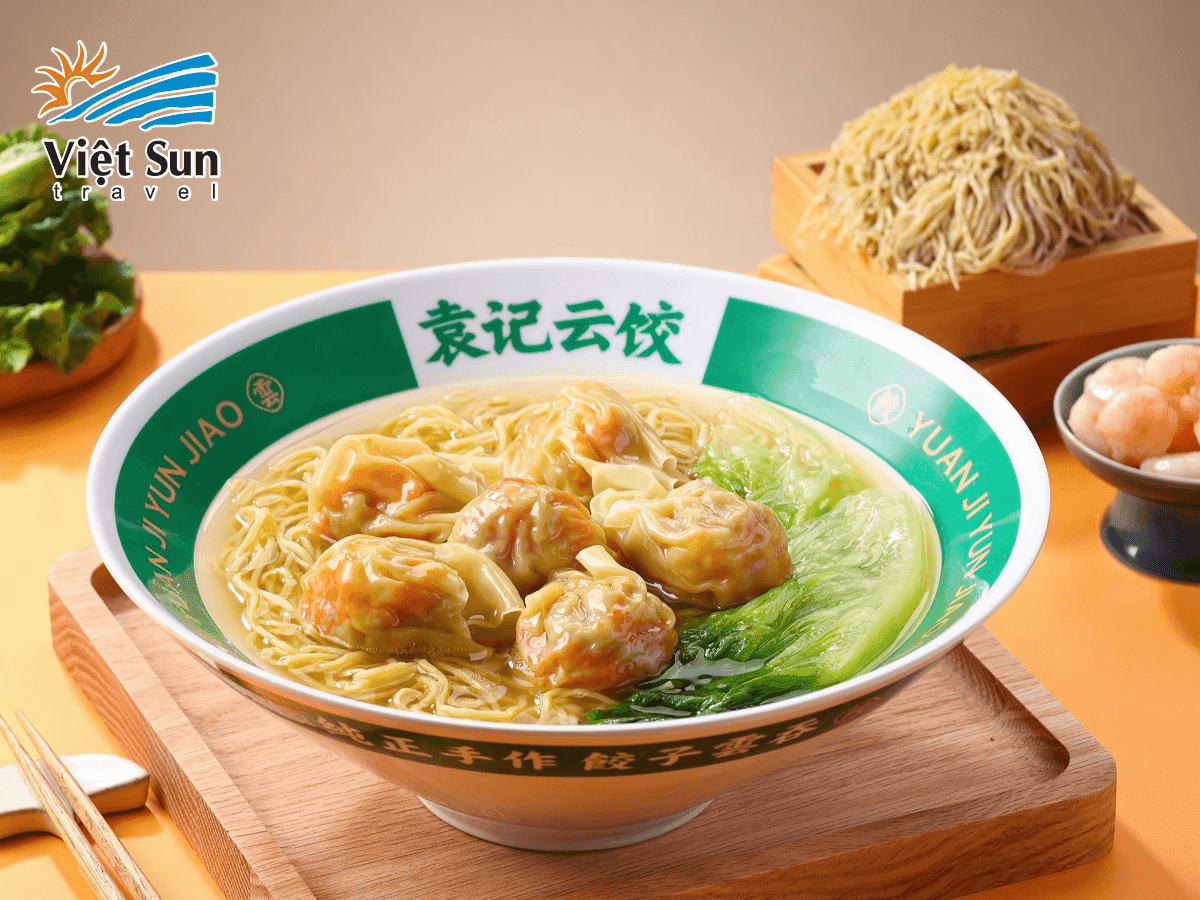 Tô mì hoành thánh chuẩn vị với nước dùng trong veo và hoành thánh tôm đầy đặn