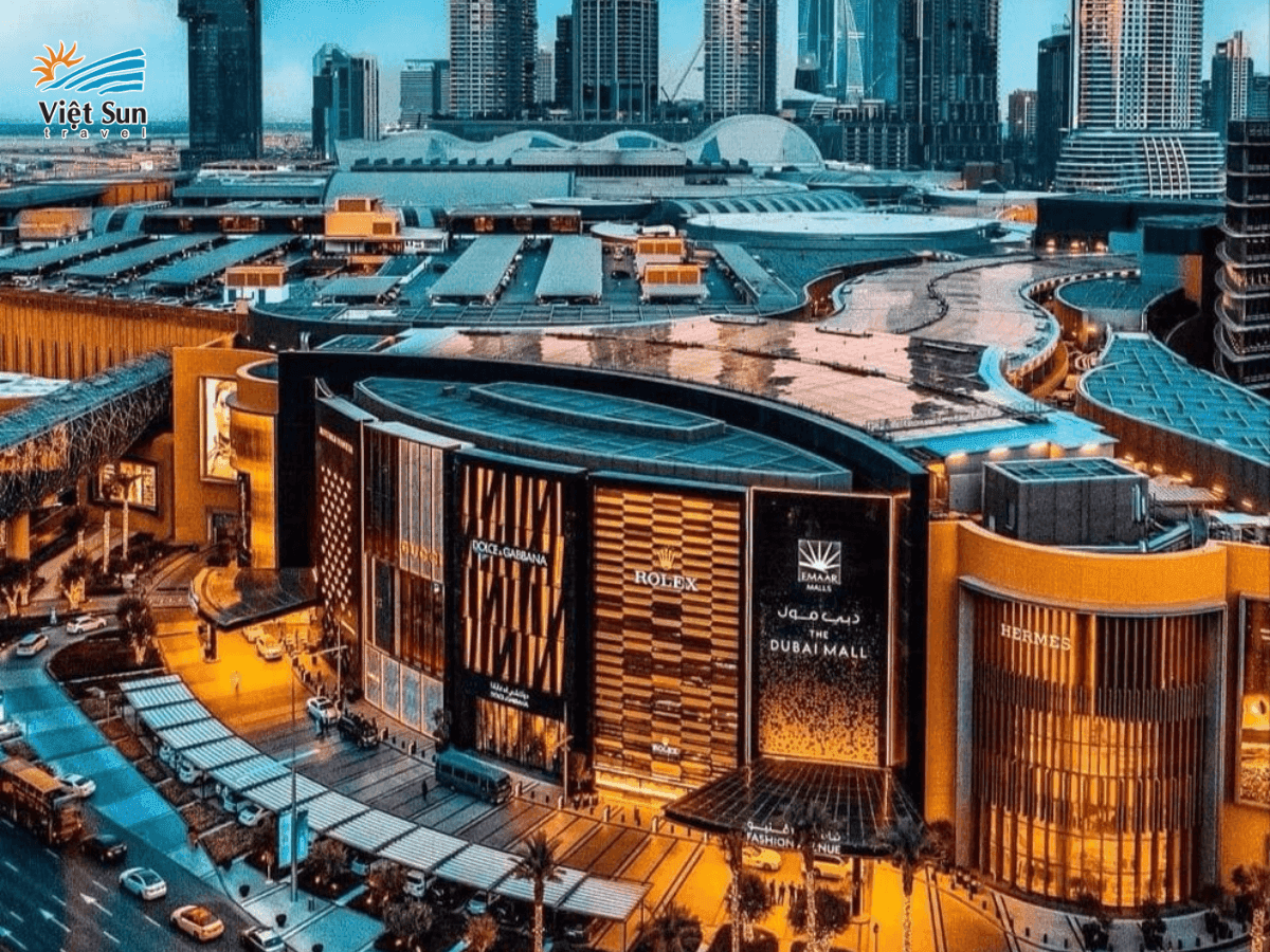 Toàn cảnh Dubai Mall nổi bật giữa những tòa nhà cao lớn tại Dubai