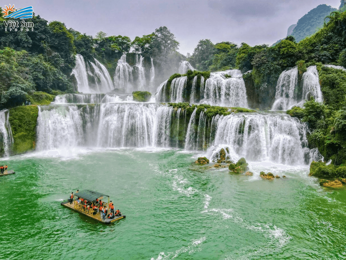 Toàn cảnh Thác Bản Giốc giữa núi rừng.png