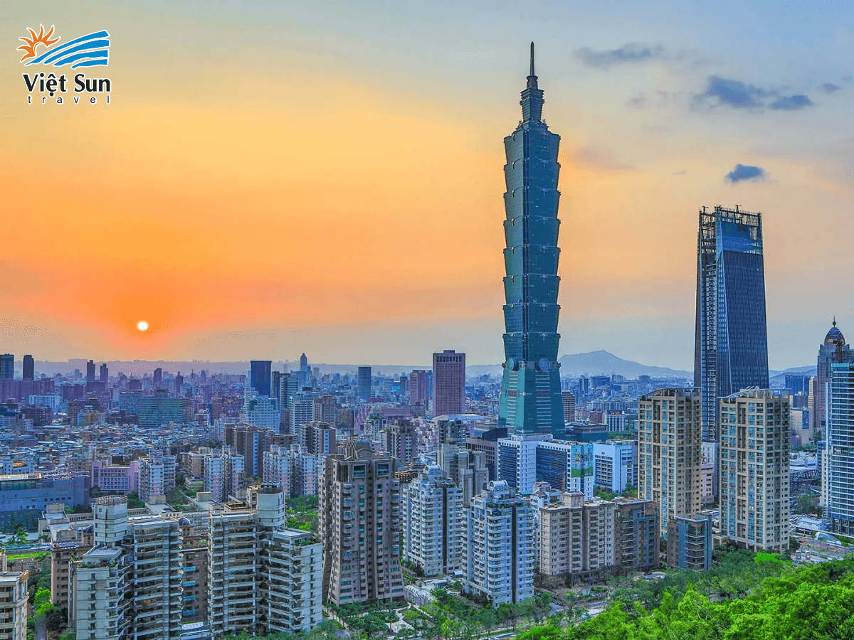 Toàn cảnh Tháp Taipei 101 giữa trung tâm hiện đại của Đài Bắc