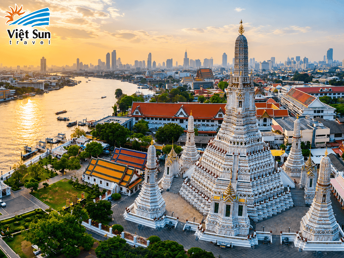 Toàn cảnh Wat Arun Bangkok bên sông Chao Phraya