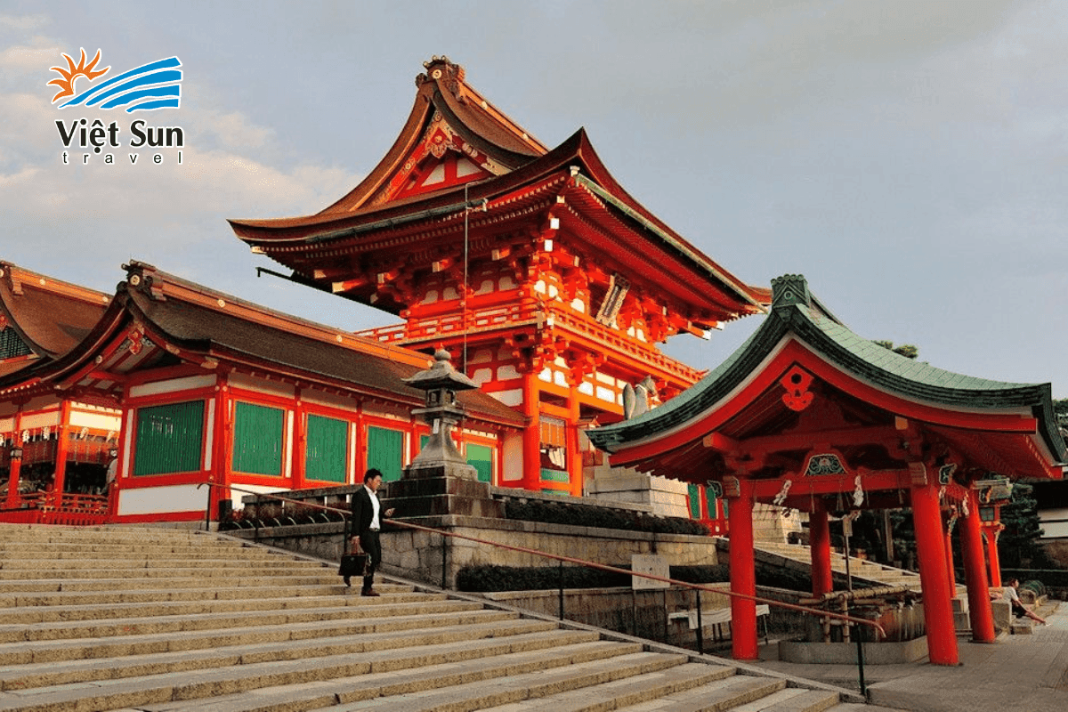 Toàn cảnh đền Fushimi Inari với cổng torii rực rỡ.