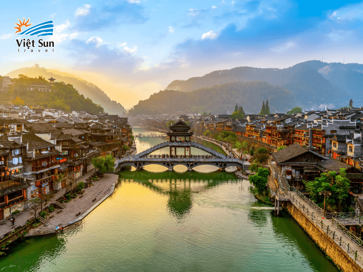 Toàn cảnh sông Đà Giang thơ mộng ôm trọn Phượng Hoàng Cổ Trấn trong làn sương sớm