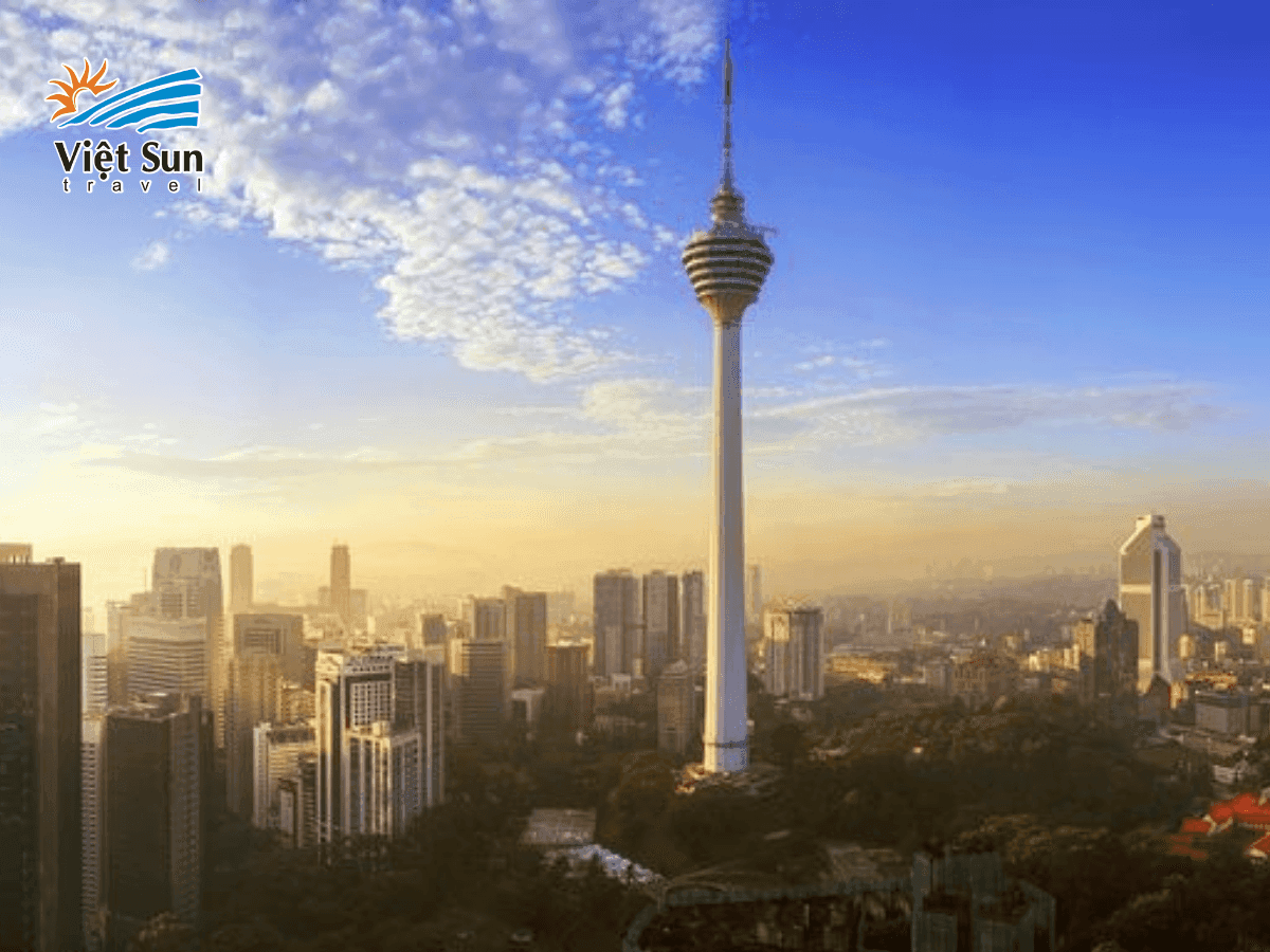 Toàn cảnh tháp Menara KL với chiều cao ấn tượng