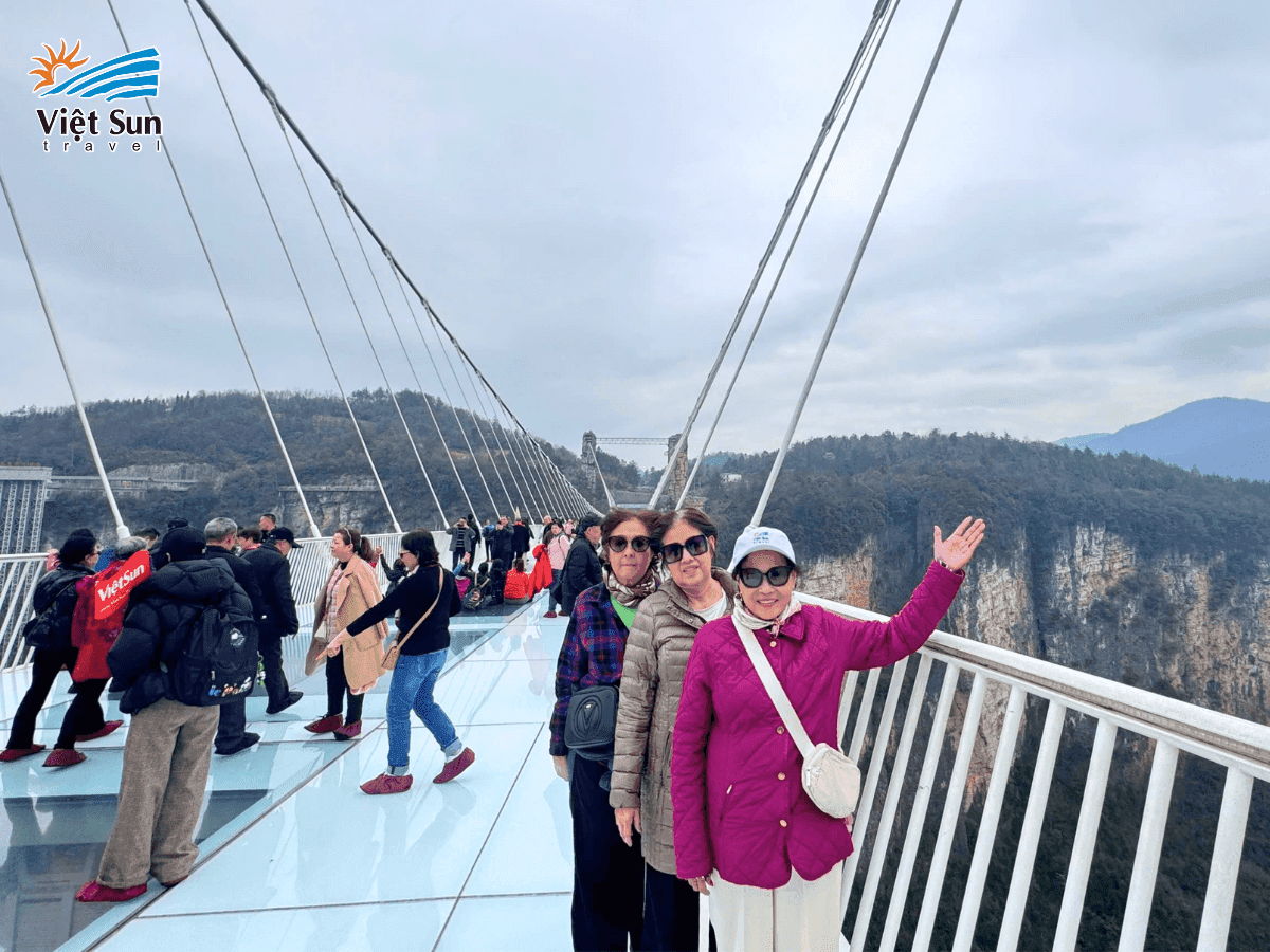 Tour Phượng Hoàng Cổ Trấn Viet Sun Travel đi Cầu kính Đại Hiệp Cốc