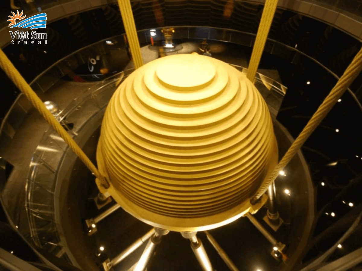 Trái cầu Damper - Hệ thống giảm chấn khổng lồ độc đáo bên trong Tháp Taipei 101.