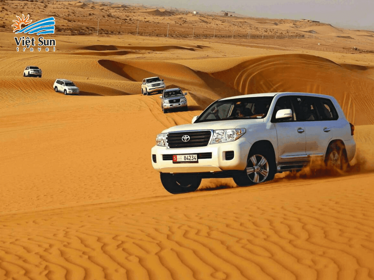 Trải nghiệm cảm giác mạnh khi lái xe Jeep băng qua sa mạc Dubai
