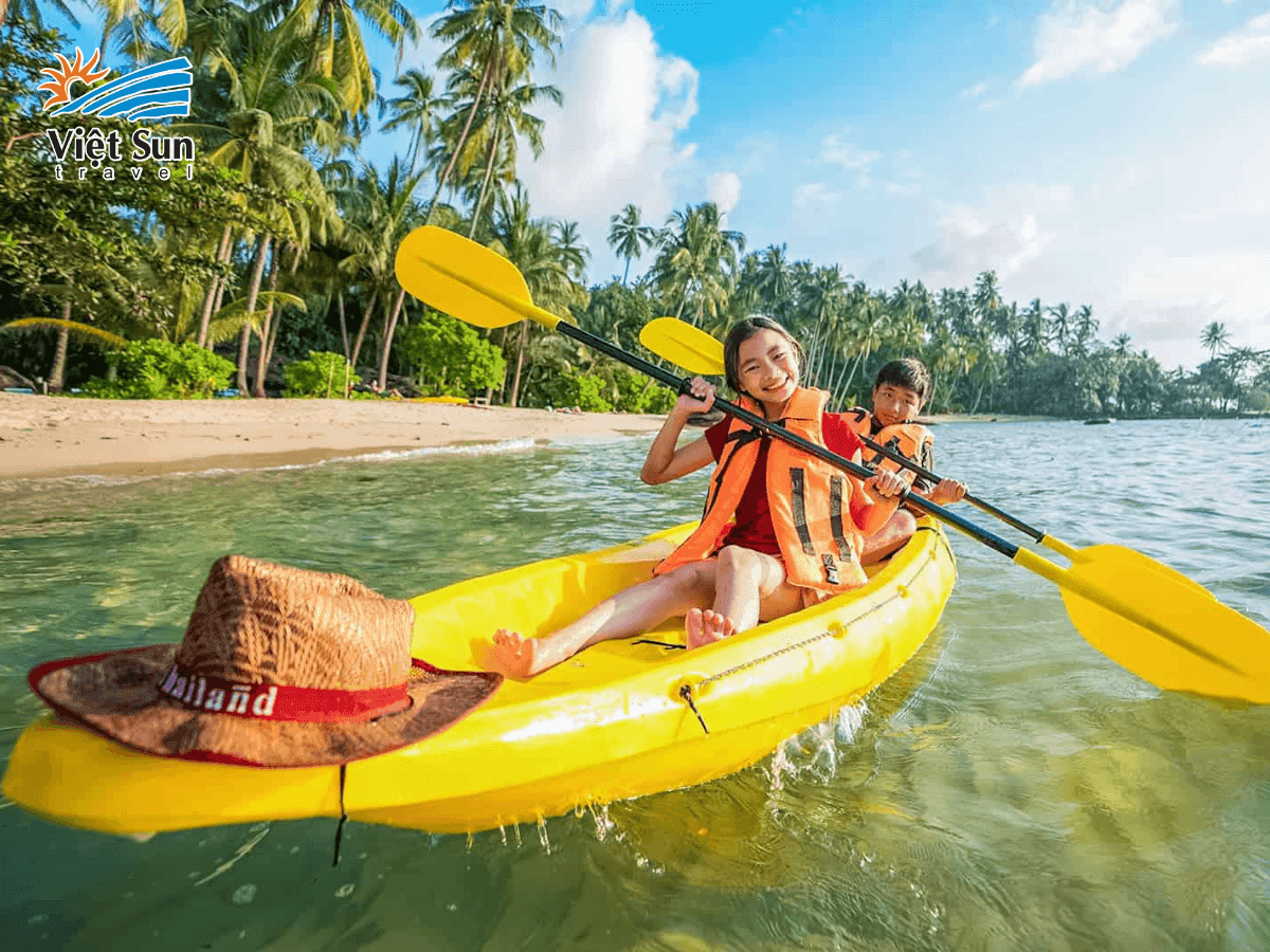 Trải nghiệm chèo thuyền kayak khi đến đải Phuket, Thái Lan