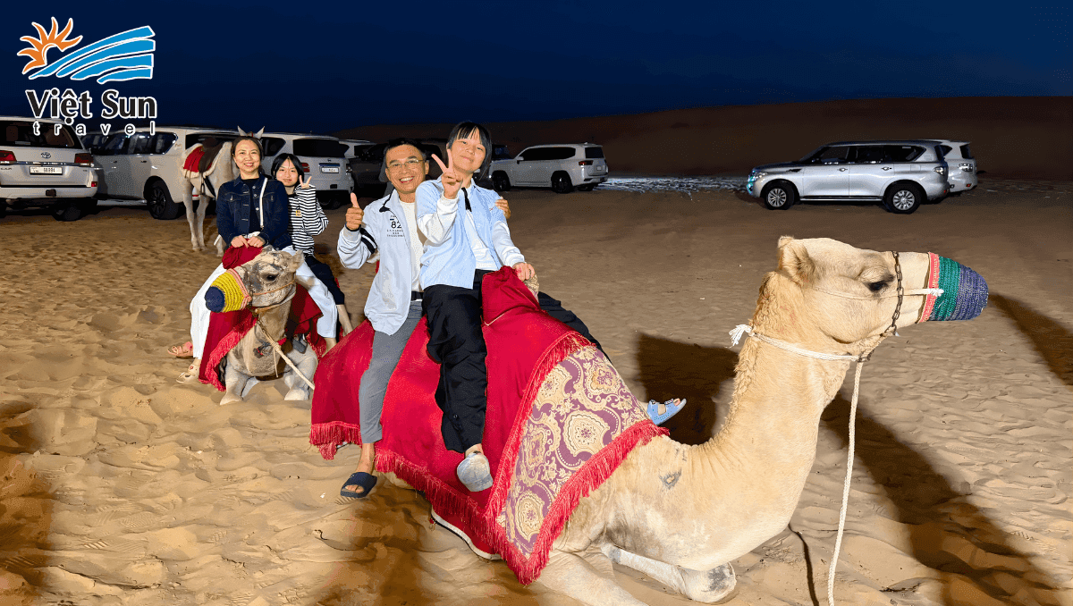 Trải nghiệm cưỡi lạc đà trên sa mạc của khách Viet Sun Travel