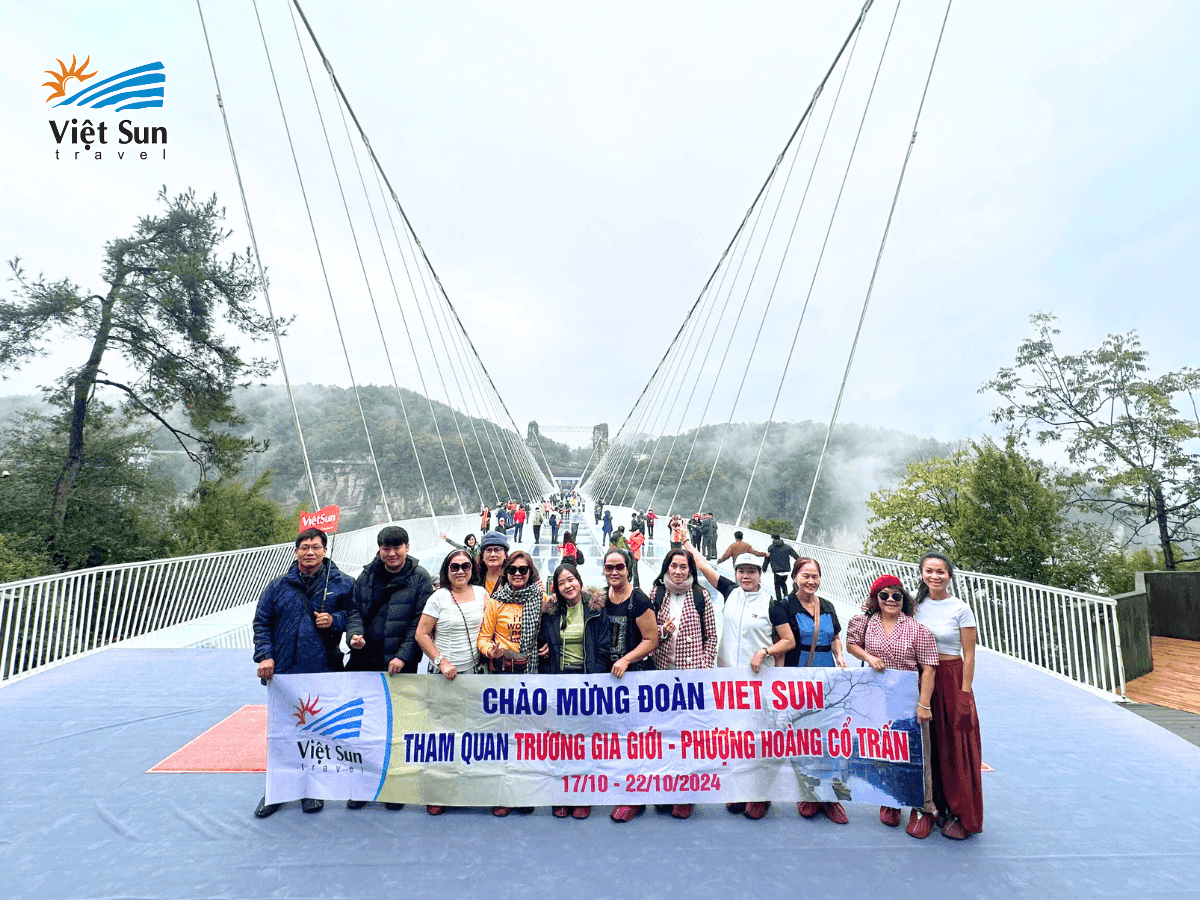 Trải nghiệm đầy thử thách và phấn khích trên cầu kính Đại Hiệp Cốc