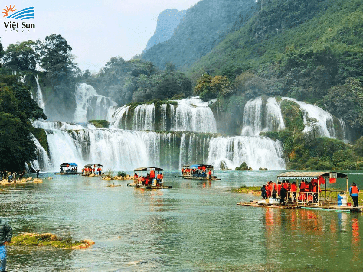 Trải nghiệm đi thuyền ngắm Thác Bản Giốc.png