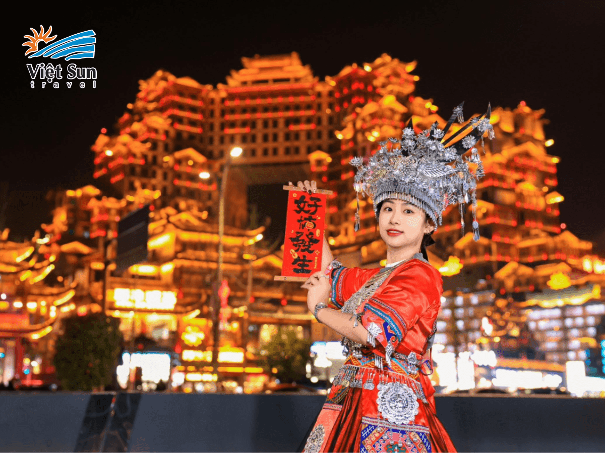 Trải nghiệm mặc trang phục Miêu tại tháp 72 kỳ lầu