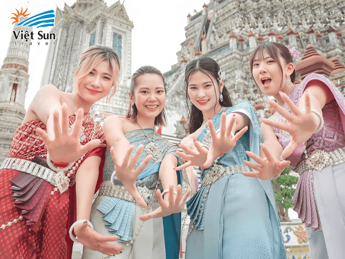 Trải nghiệm mặc trang phục truyền thống Thái Lan và tôn vinh bản sắc văn hóa