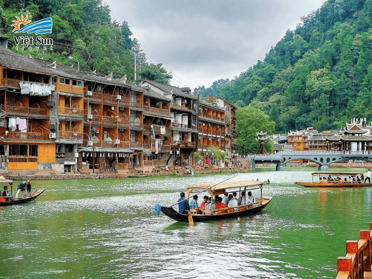 Trải nghiệm ngồi thuyền ngắm cảnh trên sông Đà Giang