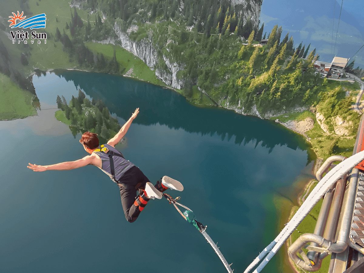 Trải nghiệm nhảy bungee tại Cầu kính Đại Hiệp Cốc