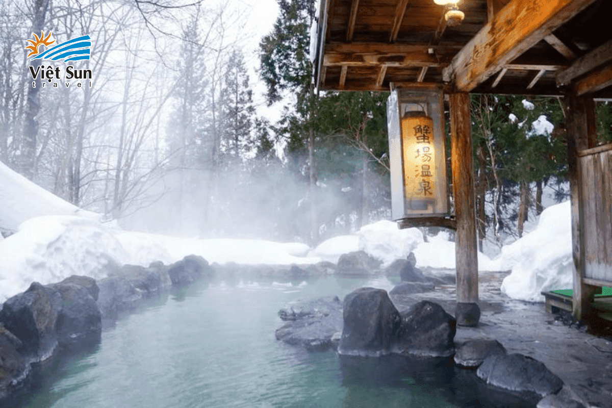Trải nghiệm tắm onsen ngoài trời giữa mùa tuyết trắng.